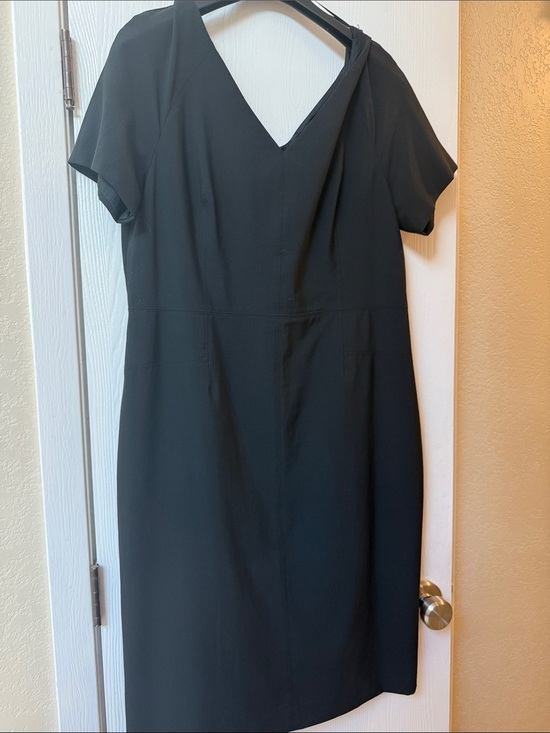 Banana Republic Dresses & Skirts - Banana Republic Classic Black V-Neck Short Sleeve Dress -size 14
